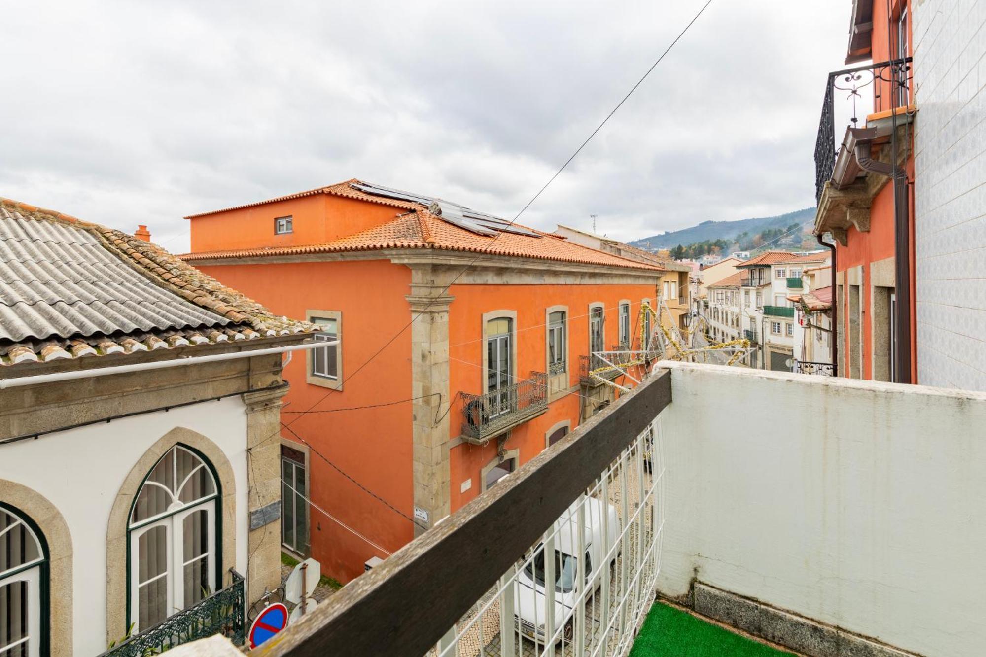 Cosy Remodeled Apartment In The City Center Fundão Exterior photo