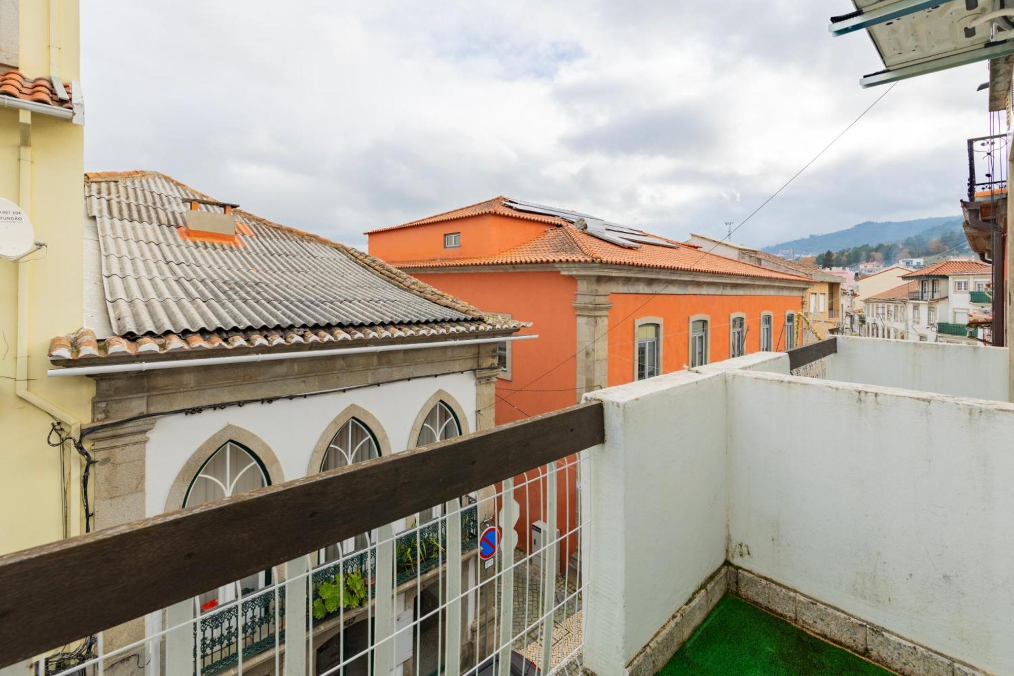Cosy Remodeled Apartment In The City Center Fundão Exterior photo